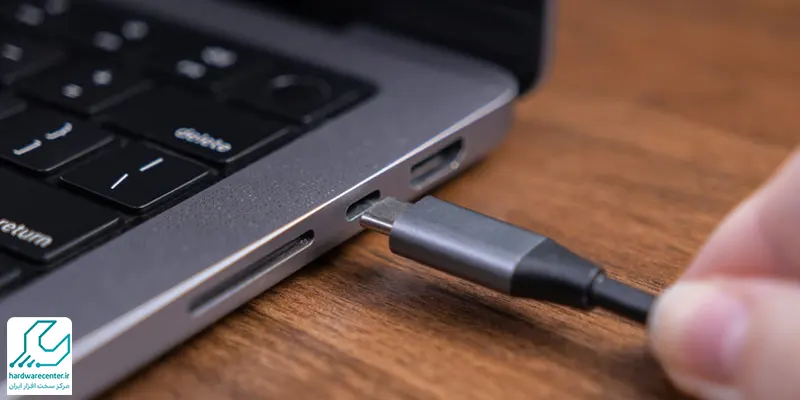 رفع خطوط عمودی و افقی تصویر لپ تاپ با استفاده از کابل نامناسب